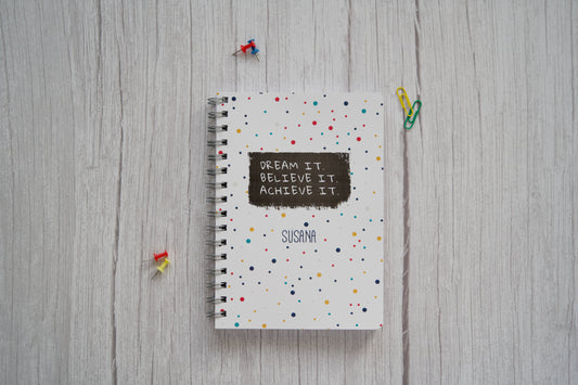 agenda personalizada com nome e capa com confetti coloridos