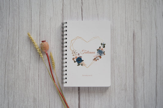agenda personalizada com nome e coracao com enfeites florais