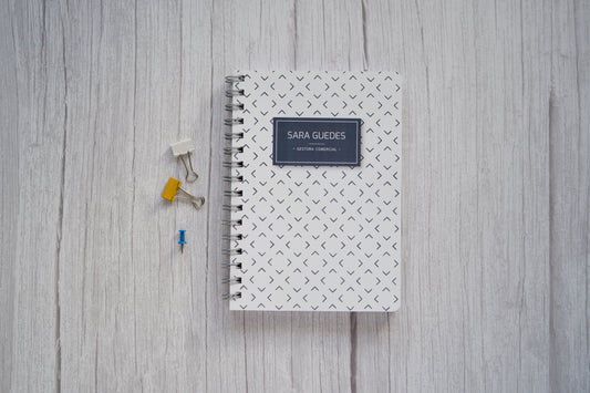 agenda personalizada com nome e padrão geometrico minimalista