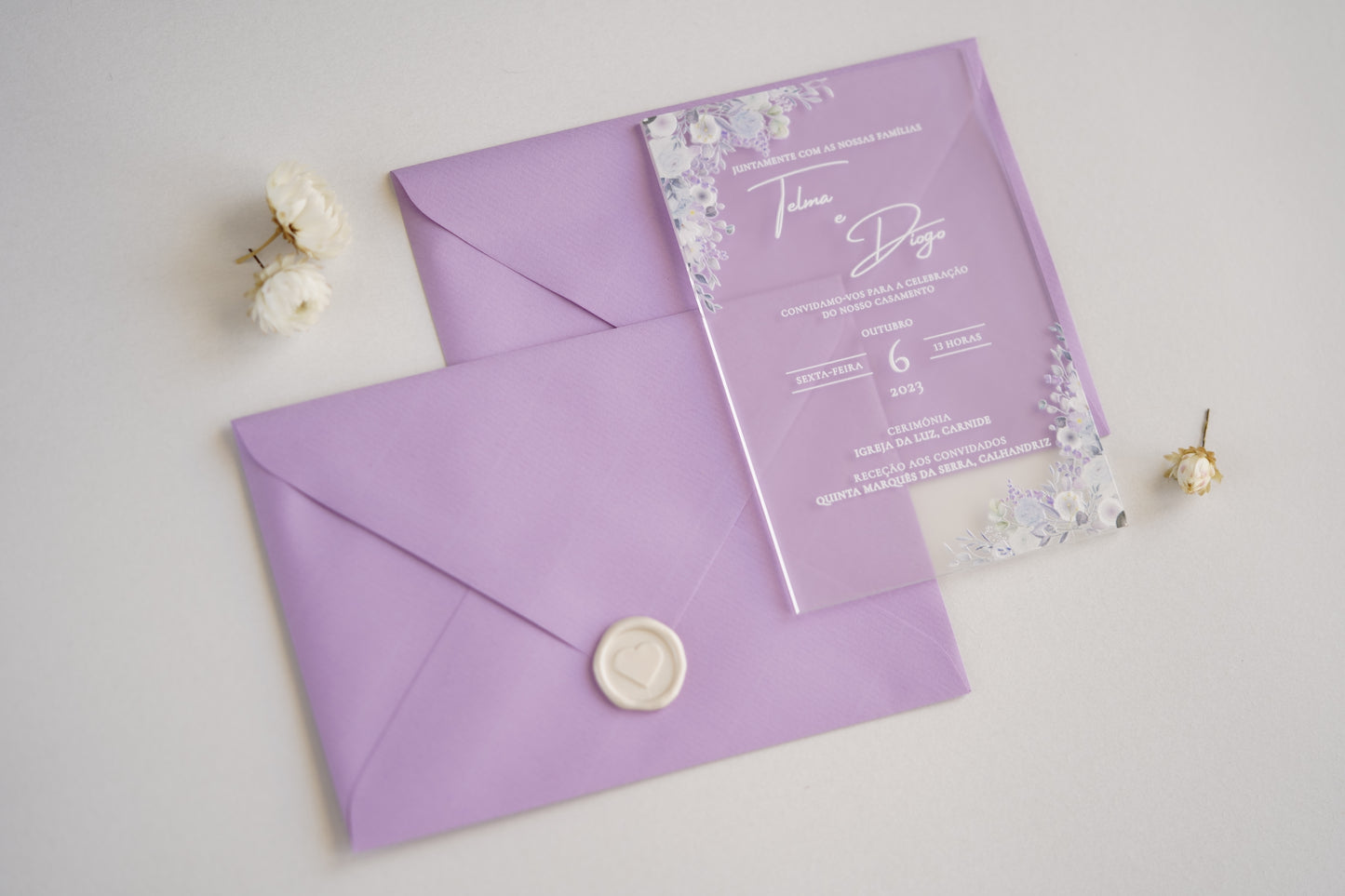 convite de casamento acrilico com tema floral lilas