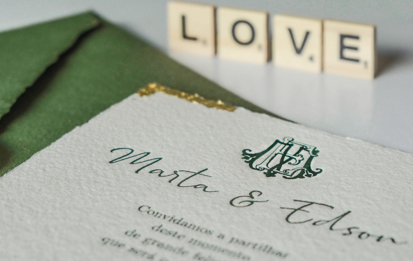 convite de casamento artesanal em letterpress baixo relevo com decoracao em dourado