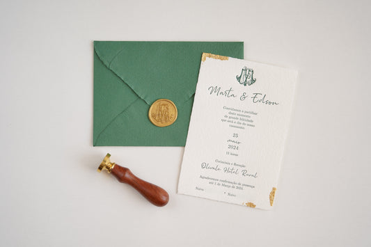 convite de casamento artesanal em letterpress baixo relevo com decoracao em dourado