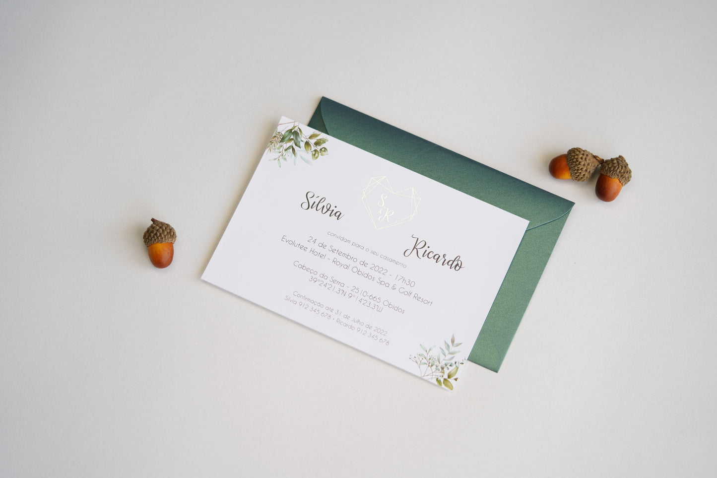 convite de casamento folhagem verde com nomes em dourado