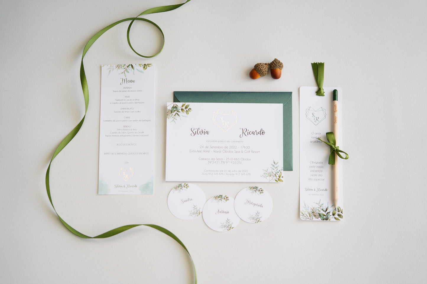 convite de casamento folhagem verde com nomes em dourado