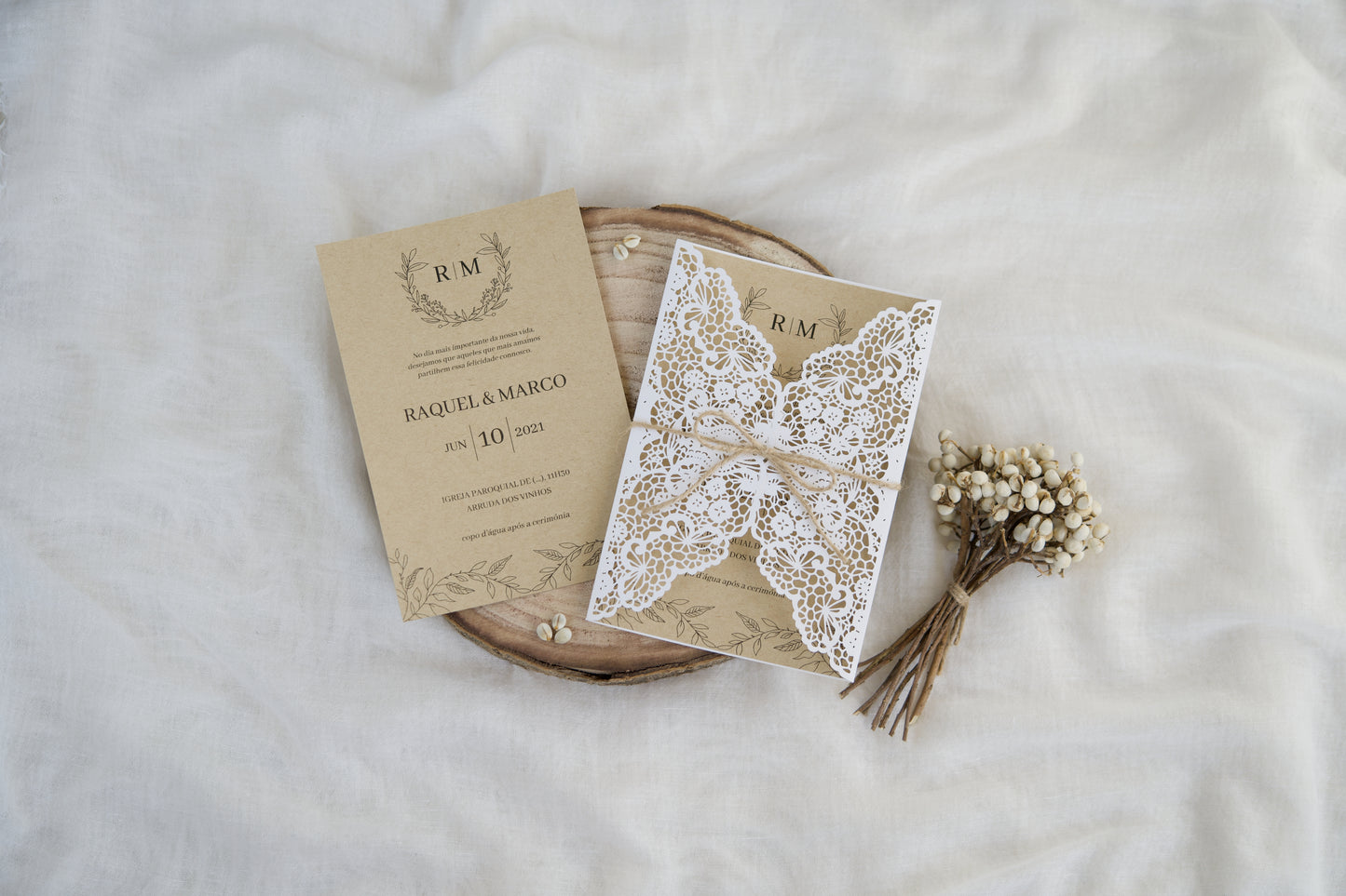 convite de casamento com papel rendado rustico