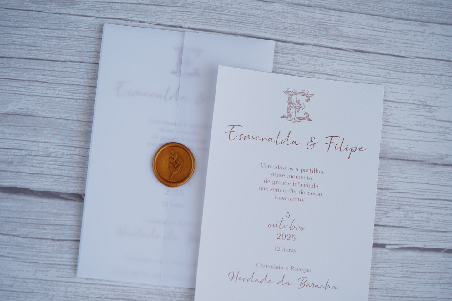 convite de casamento clássico com papel vegetal e lacre elegante