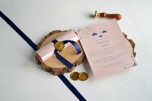 convite de casamento enrolado com fita e lacre