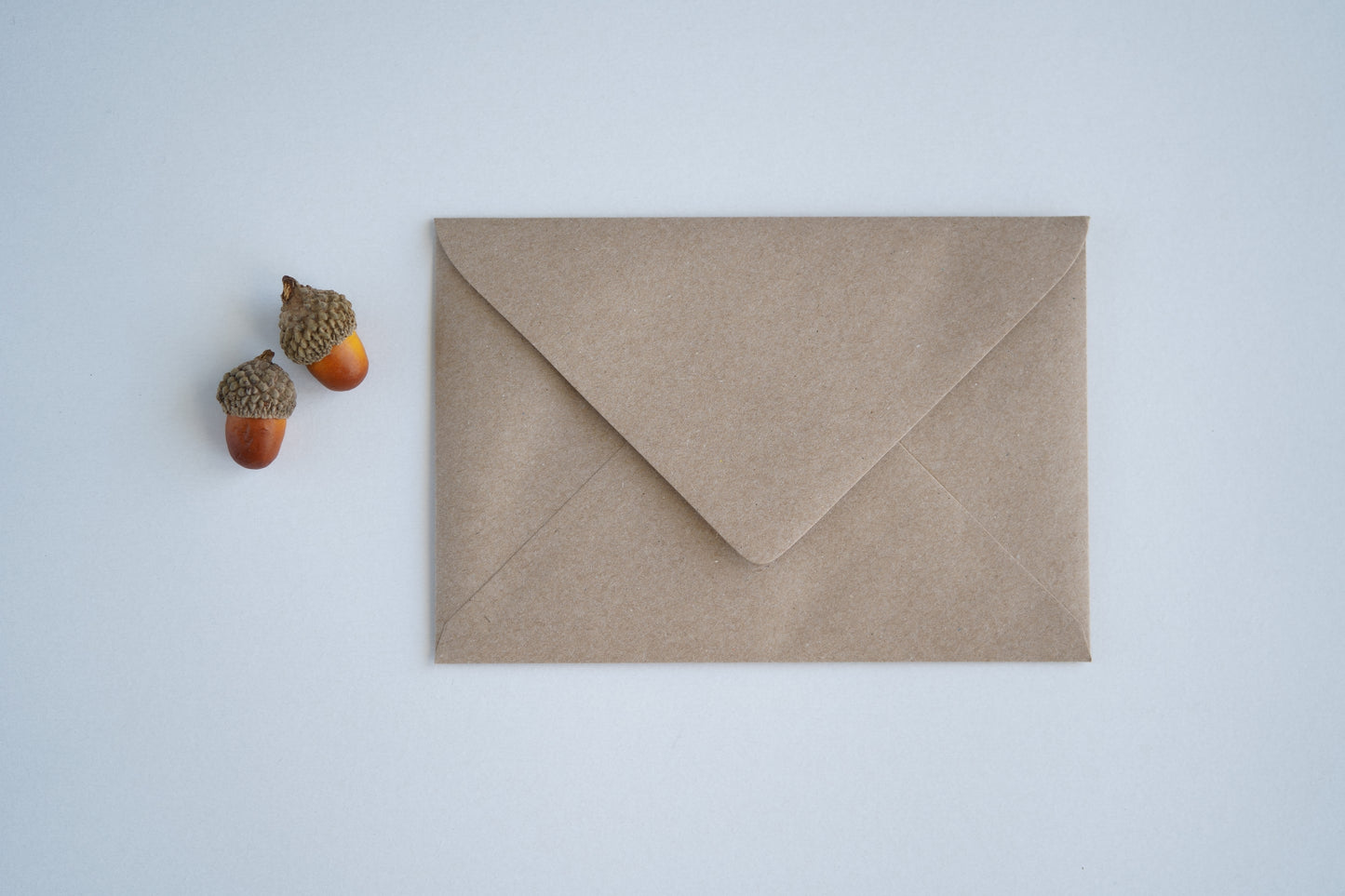 envelope em papel kraft para convites