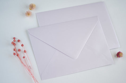 Envelope rosa soft metalizado para convites de casamento e batizado — formato B6 e C5, tom rosado suave