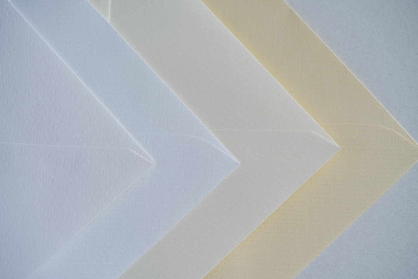Detalhe da textura mate premium dos envelopes texturizados para convites de casamento e batizado