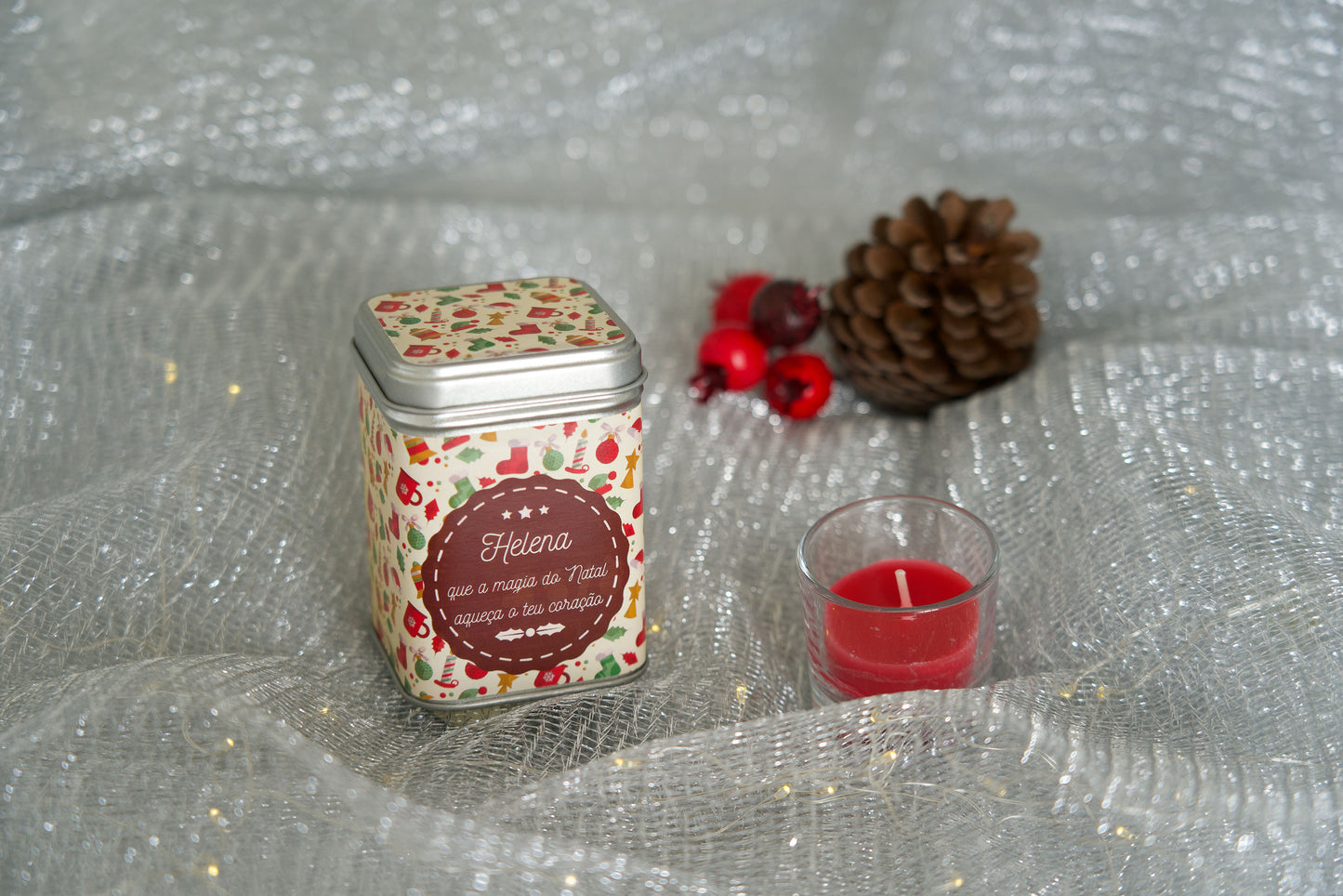 Lata de chá personalizada com design É Natal! — estrelas, azevinho, velas e barrete do Pai Natal — prenda de Natal original com nome e mensagem