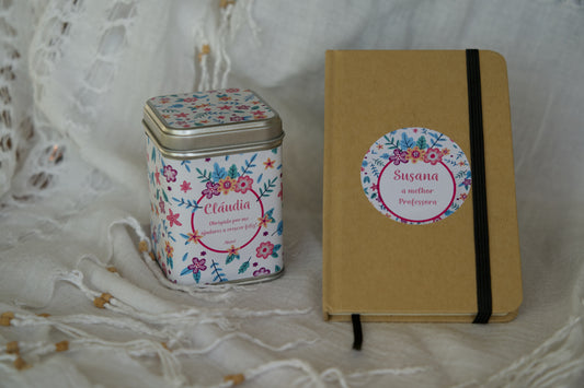 lata personalizada com decoração floral e nome para oferta a professora