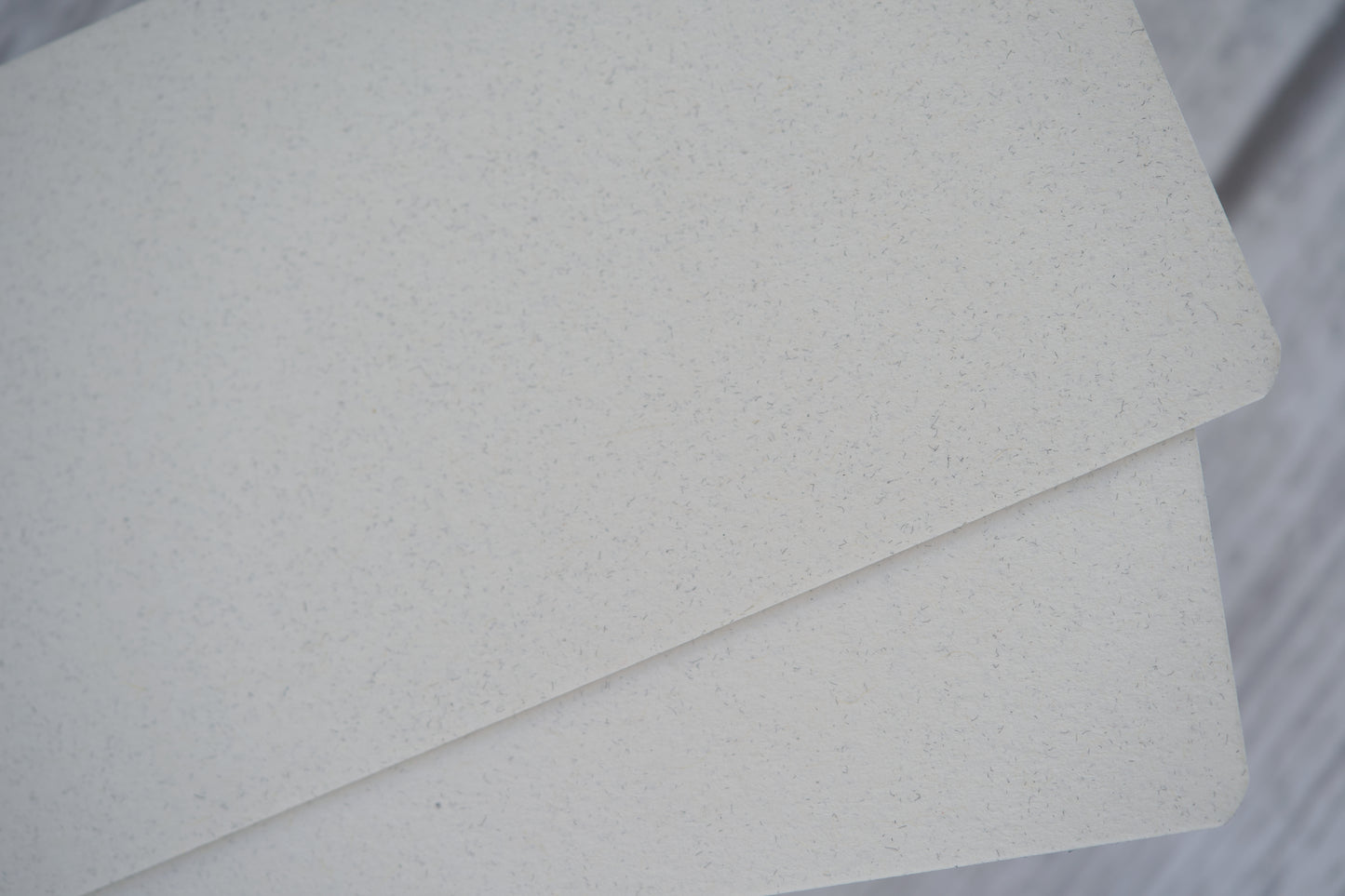 papel reciclado branco para convites