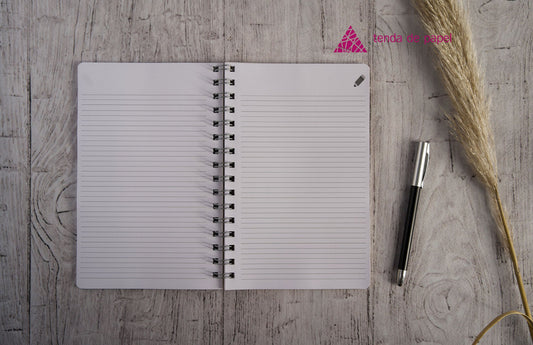 Caderno personalizado A5 — interior com folhas pautadas