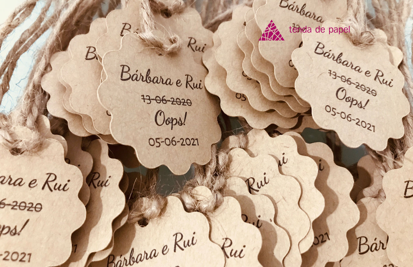 Etiquetas personalizadas em cartolina kraft com fio rústico