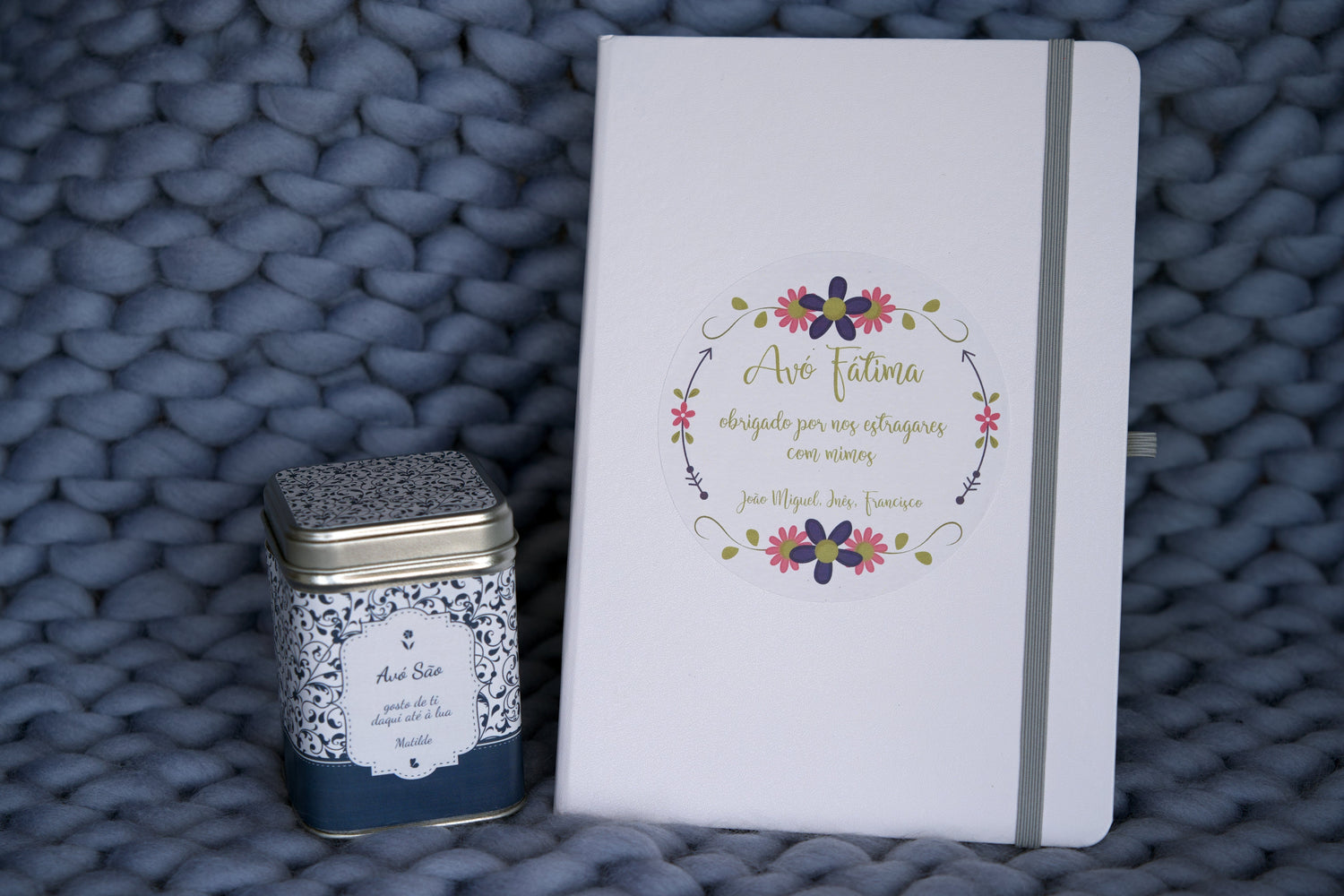 Presentes personalizados para avós — latas de chá, bloco de notas e caderno de receitas com nome
