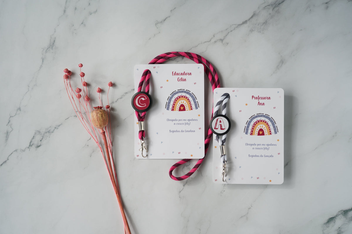 Fita porta-chaves personalizada com monograma para educadora — disponível em branco e rosa forte