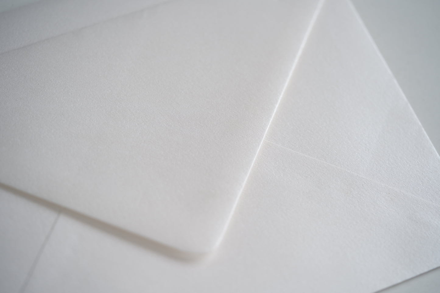 envelope-branco-metalizado-textura