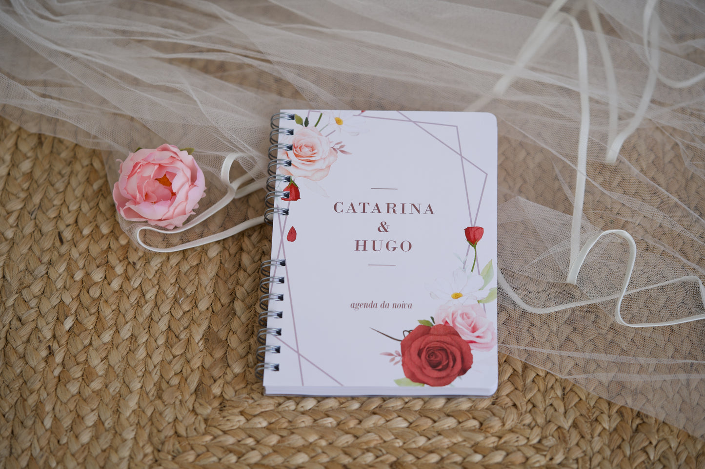 agenda da noiva planner elegante com design refinado e sofisticado — capa personalizada com nomes do casal