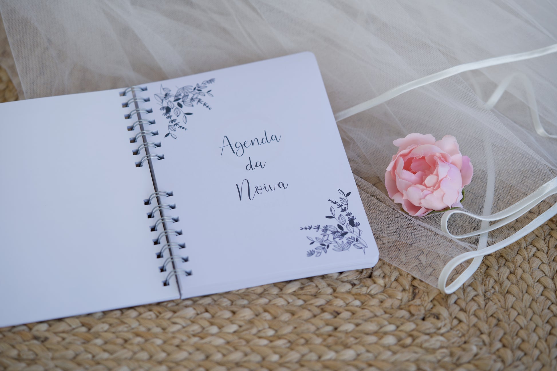 planner de casamento com nomes do casal na capa