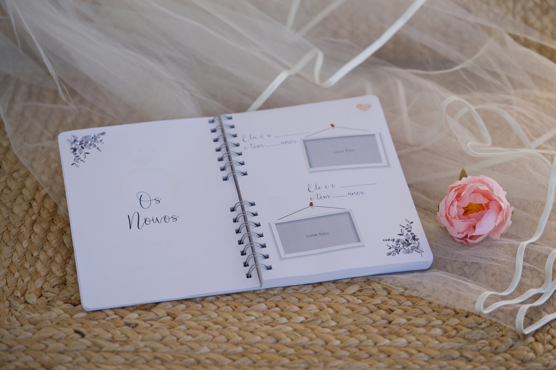 interior da agenda da noiva com detalhes dos noivos
