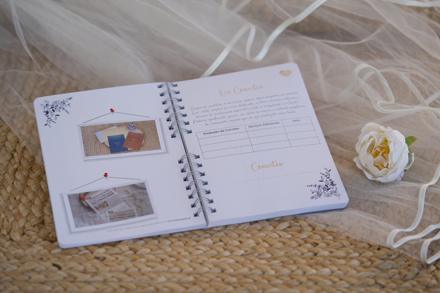 interior da agenda da noiva com check-lists e cronograma de casamento