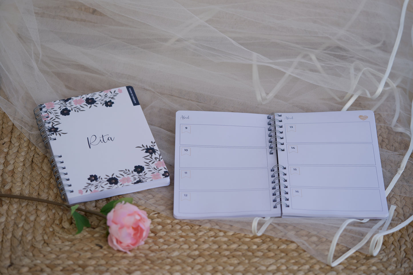 detalhe da capa da agenda da noiva romântica personalizada com nomes do casal