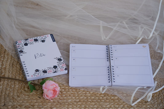 detalhe da capa da agenda da noiva romântica personalizada com nomes do casal