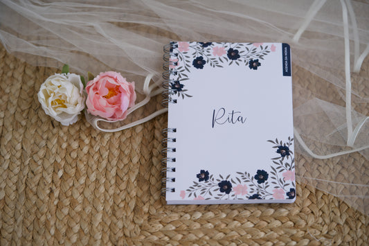 agenda da noiva planner romântica com design delicado e cheio de afeto — capa personalizada com nomes do casal