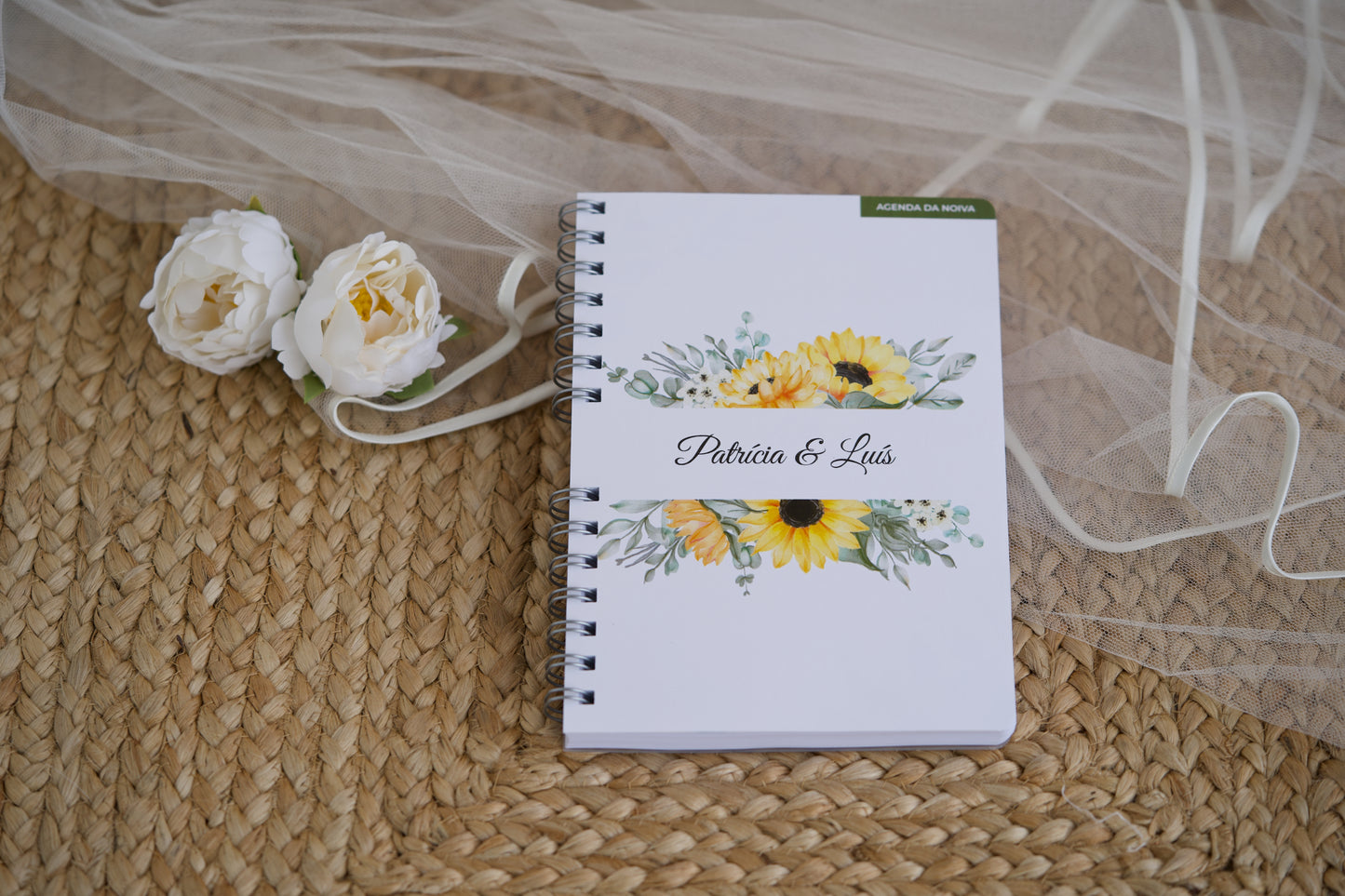 agenda da noiva planner rústica com design orgânico e acolhedor — capa personalizada com nomes do casal