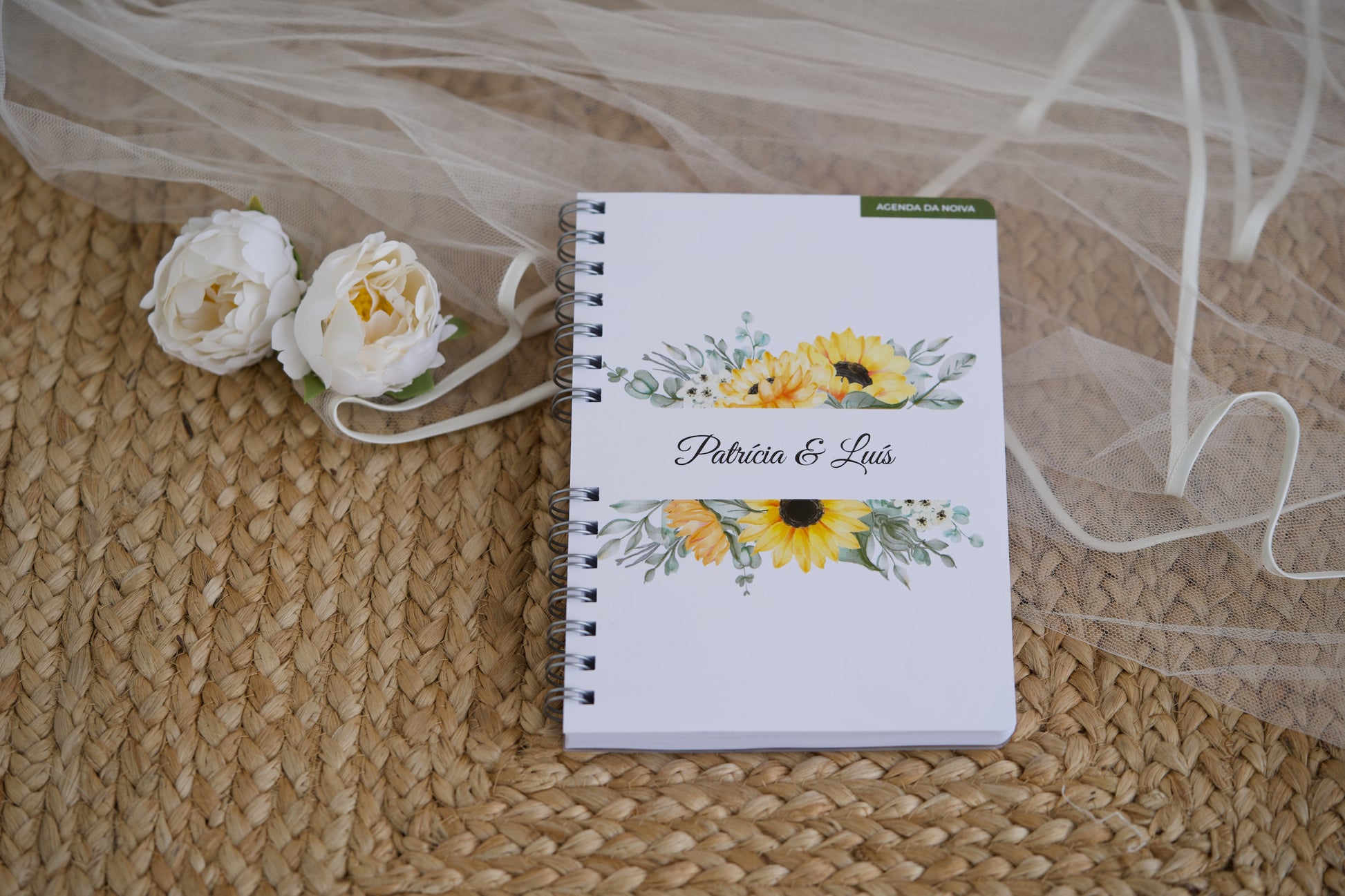 agenda da noiva planner rústica com design orgânico e acolhedor — capa personalizada com nomes do casal