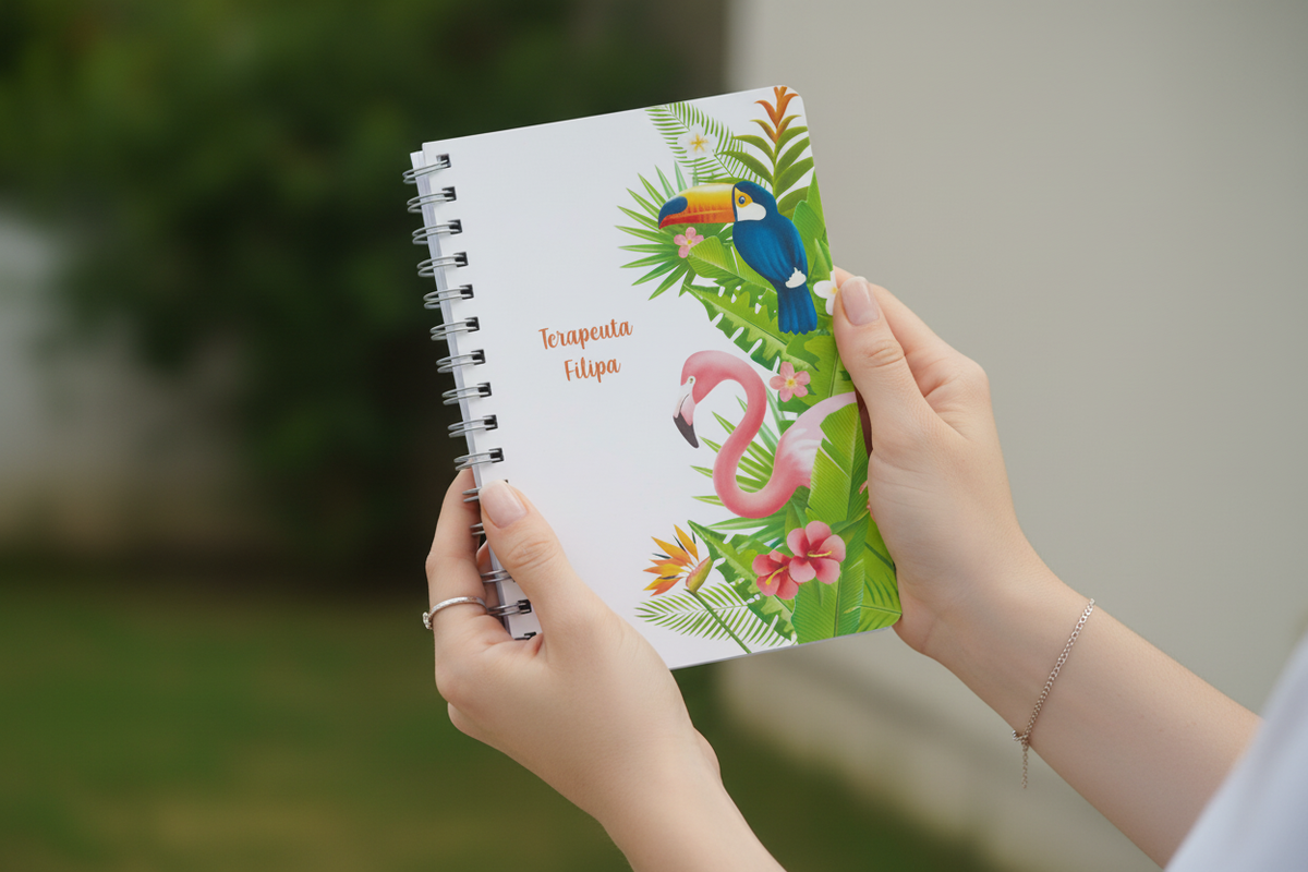 agenda personalizada com nome e capa com tema exotico — close-up mãos