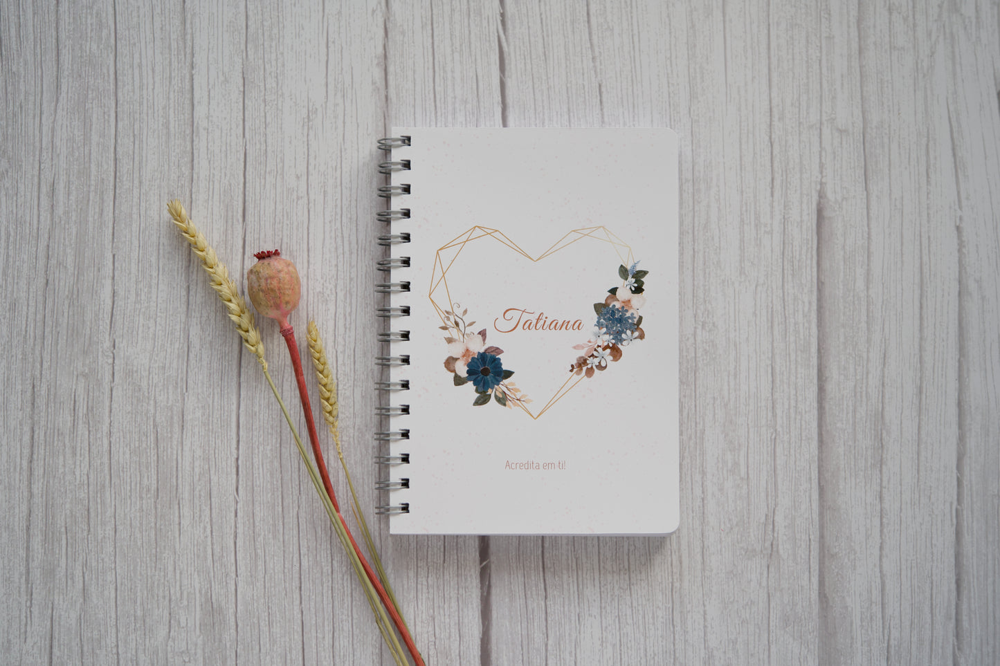 agenda personalizada com nome e coração com enfeites florais