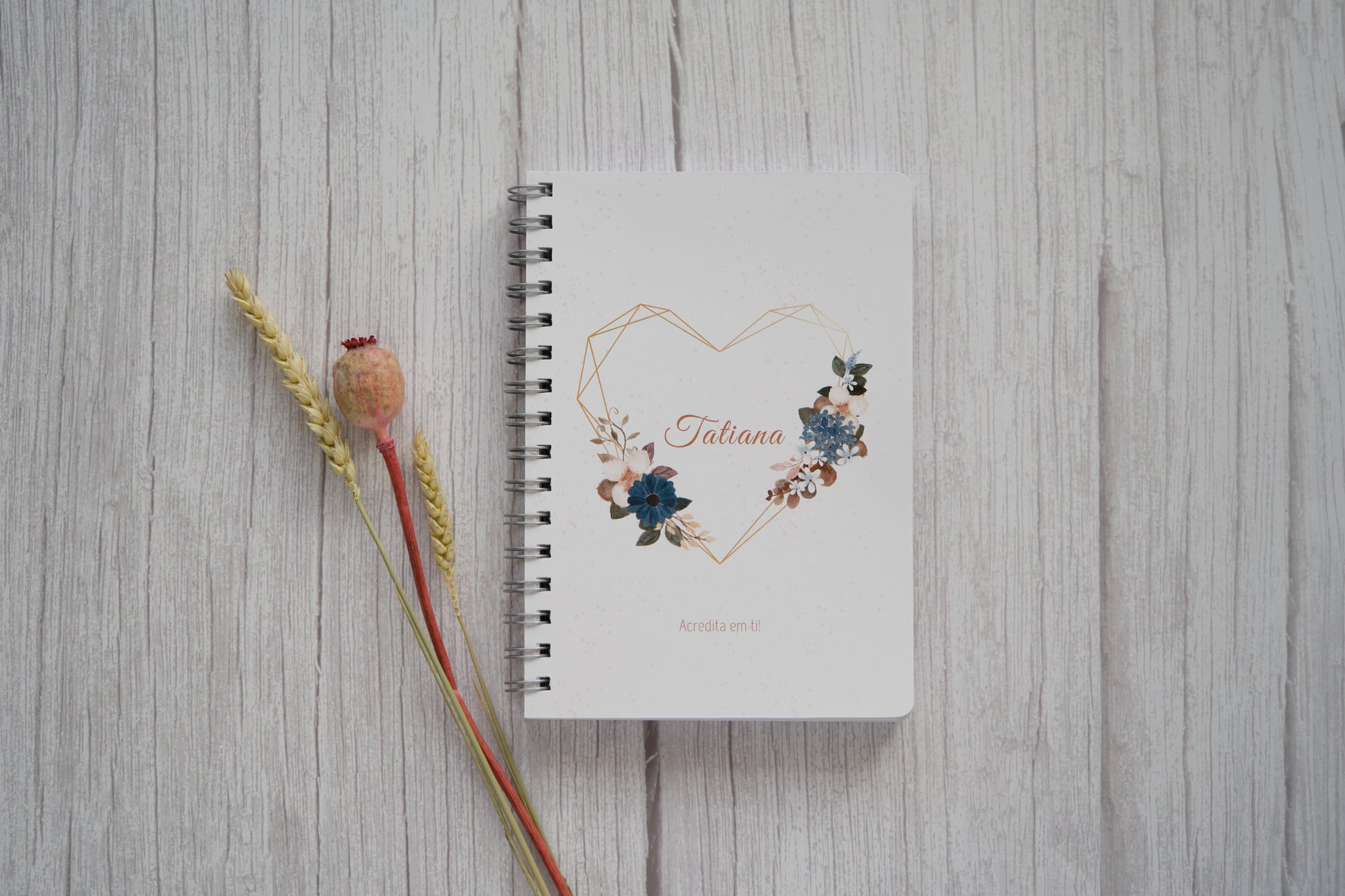 agenda personalizada com nome e coração com enfeites florais