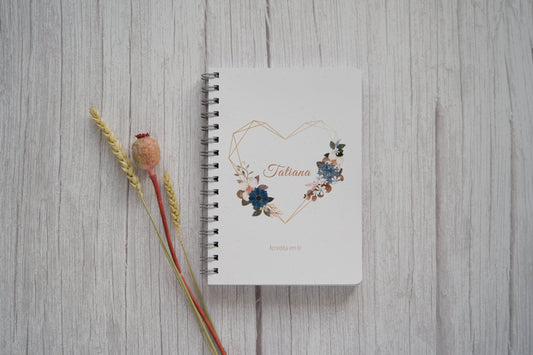 agenda personalizada com nome e coração com enfeites florais