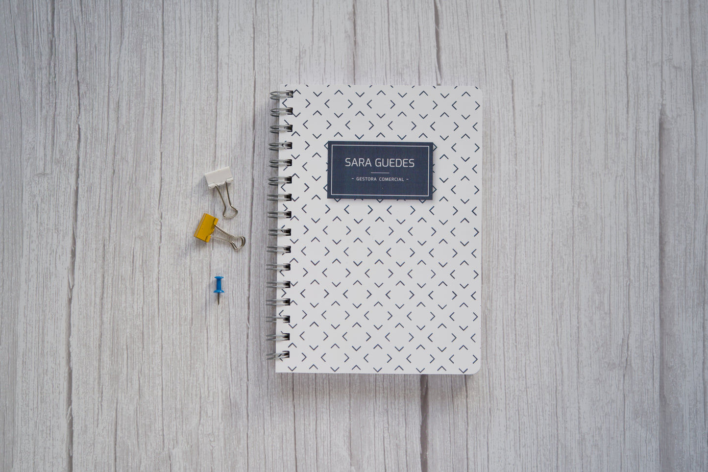agenda personalizada com nome e padrão geometrico minimalista