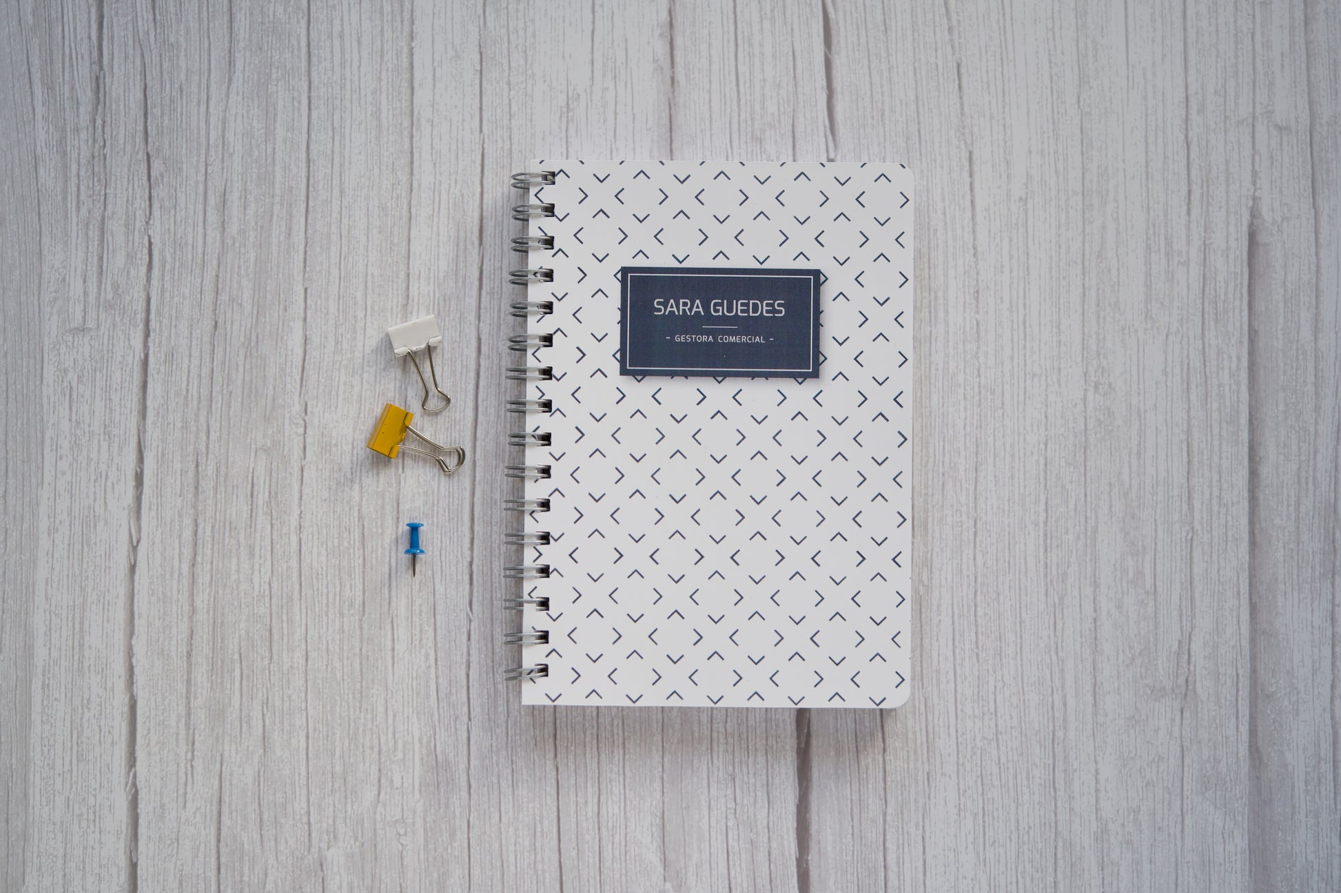 agenda personalizada com nome e padrão geometrico minimalista