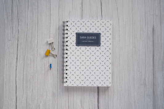 agenda personalizada com nome e padrão geometrico minimalista