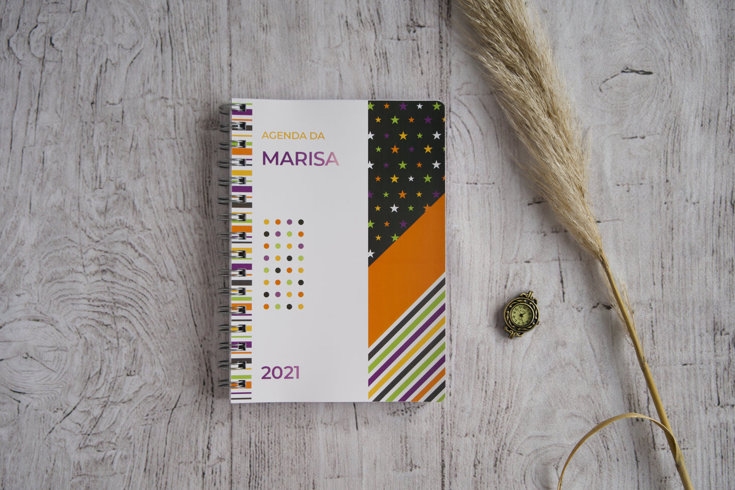 Agenda personalizada A5 — capa com padrões geométricos coloridos e nome impresso