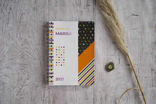 Agenda personalizada A5 — capa com padrões geométricos coloridos e nome impresso