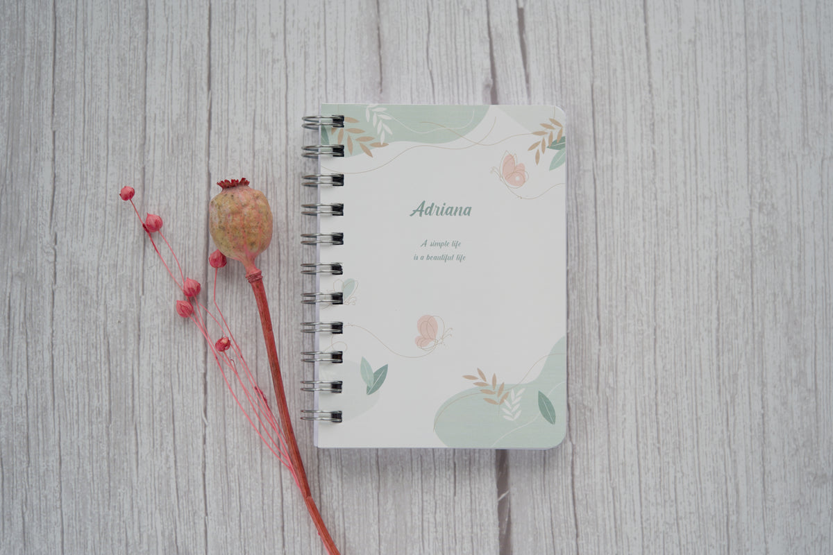 agenda personalizada a6 com nome e tema abstrato em verde pastel