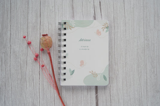agenda personalizada a6 com nome e tema abstrato em verde pastel