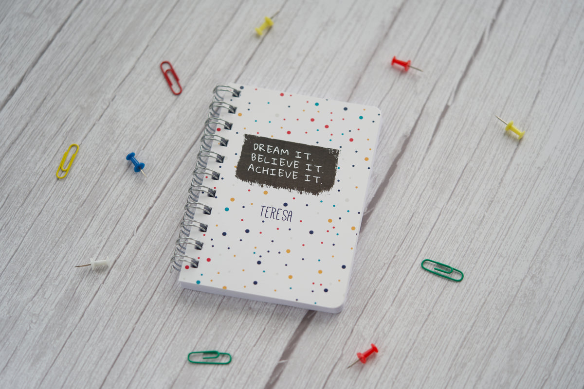 agenda personalizada a6 com nome e capa com confetti coloridos