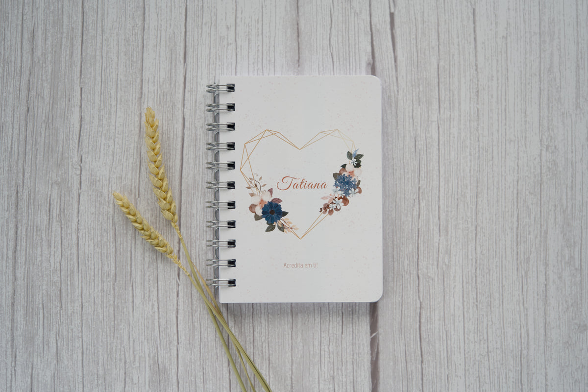 agenda personalizada a6 com nome e coração com enfeites florais