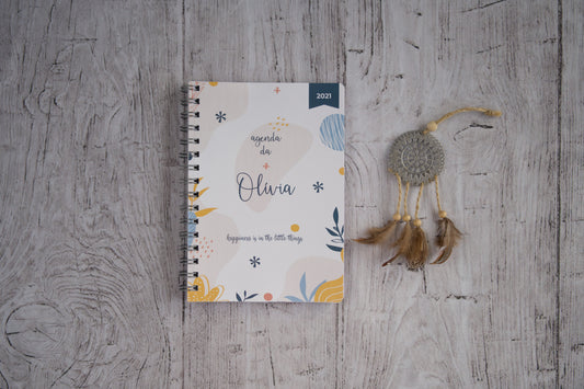 agenda personalizada com nome e capa com desenhos de tons suaves