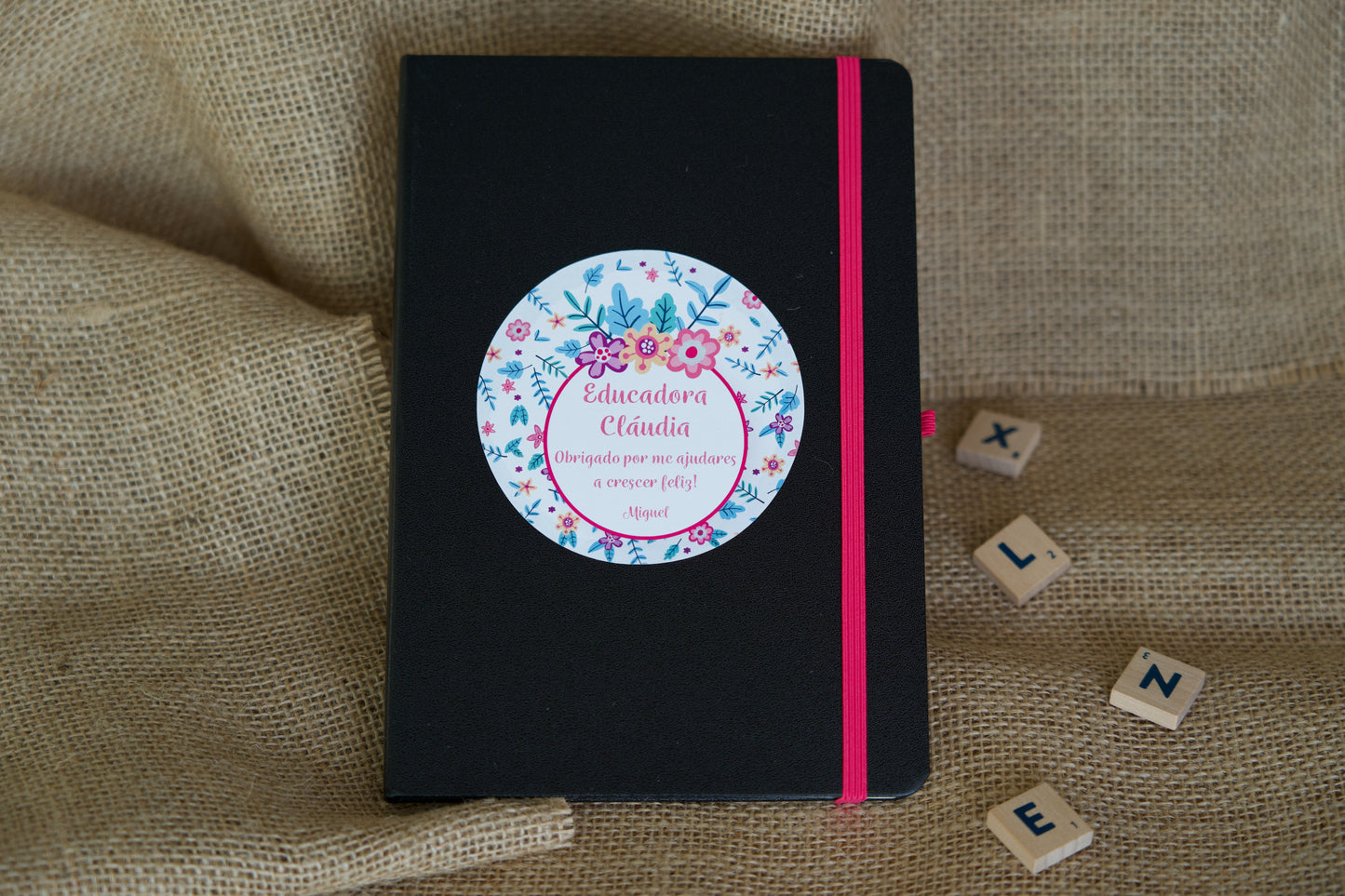 Bloco de notas A5 personalizado para educadora — capa rígida preta com design à escolha e nome impresso