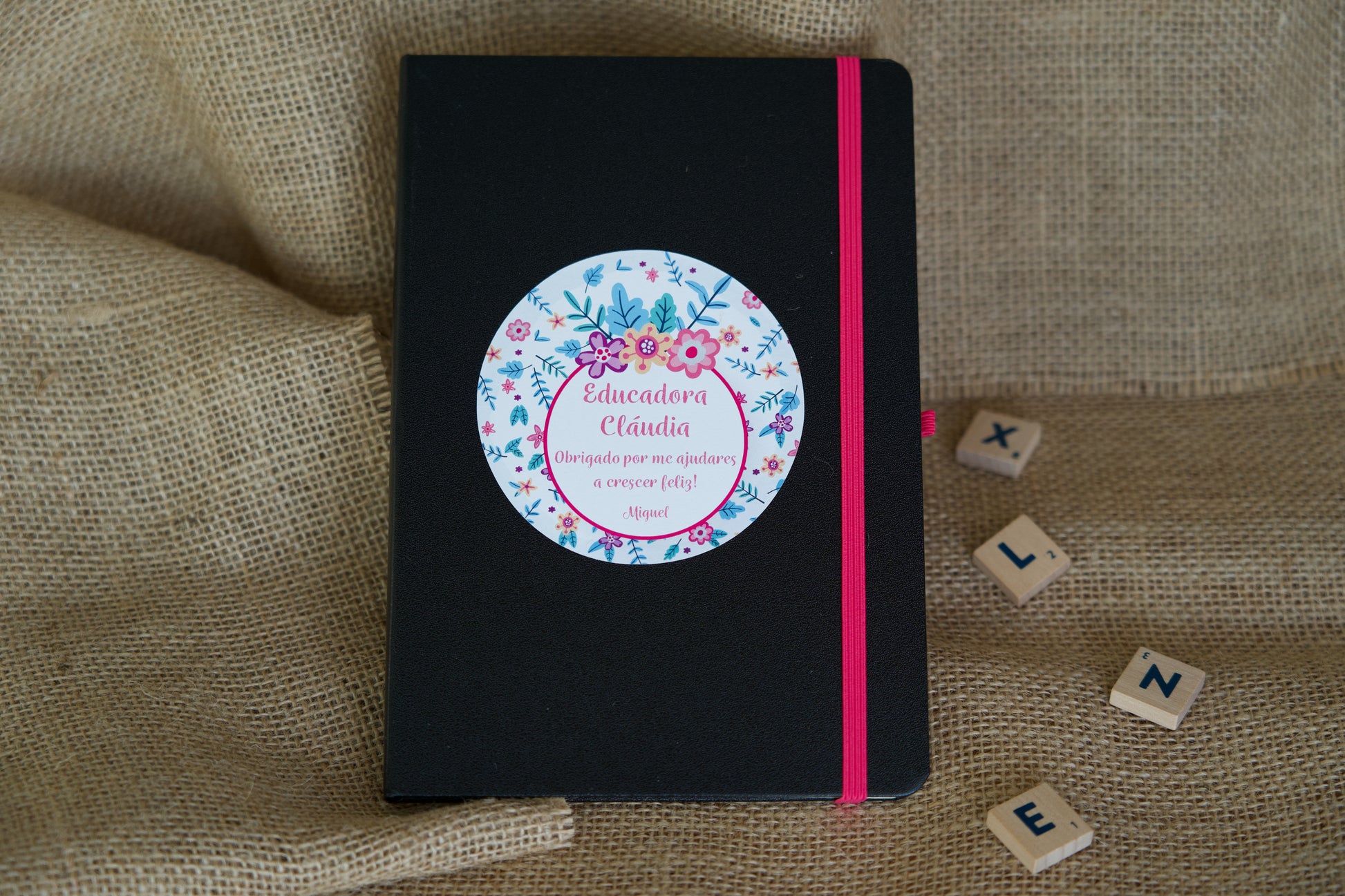 Bloco de notas A5 personalizado para educadora — capa rígida preta com design à escolha e nome impresso