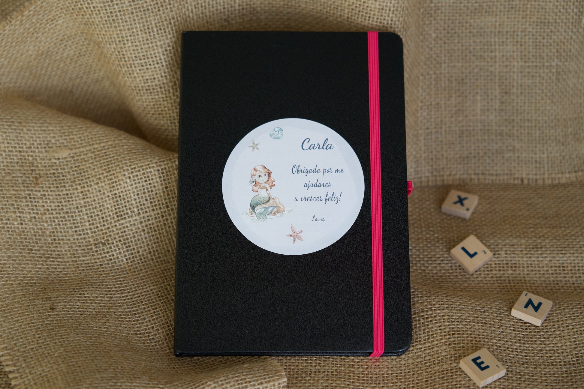 Detalhe do bloco de notas A5 personalizado para educadora — folhas lisas marfim, elástico e suporte para caneta