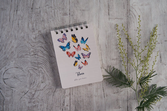 Bloco de notas A6 personalizado com nome — capa Borboletas coloridas