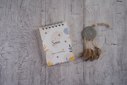 Bloco de notas A6 personalizado com nome — capa Criativo com design abstrato em tons suaves
